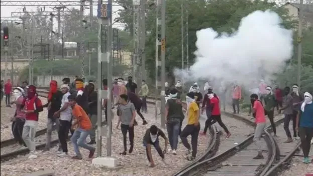 राजस्थान के भरतपुर में युवाओं ने मचाया उत्पात, रेलवे स्टेशन के पास किया पथराव