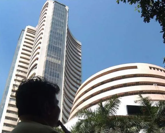 शेयर बाजार में तेजी के साथ कारोबार की हुई शुरुआत, सेंसेक्स 427.49 अंक बढ़ा