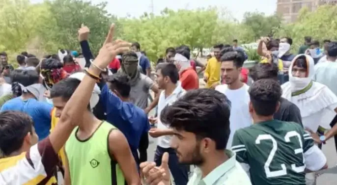देश में तेजी से बढ़ रहा अग्निपथ योजना का विरोध, राजस्थान के चित्तौड़गढ़ युवाओं ने किया प्रदर्शन