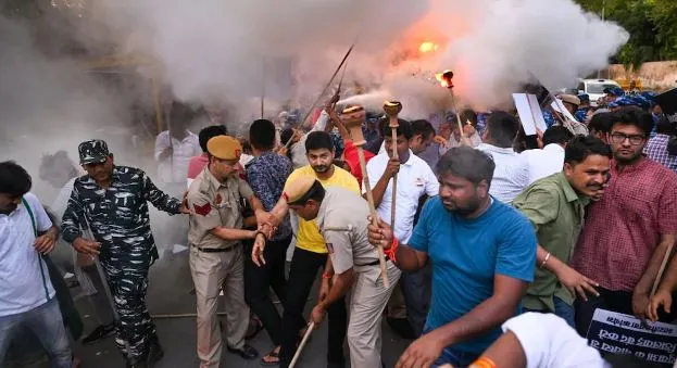 अग्निपथ योजना की आग पहुंची पश्चिम बंगाल, युवाओं ने हावड़ा ब्रिज पर किया जोरदार प्रदर्शन