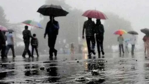 दिल्ली में मौसम ने ली करवट, कुछ हिस्सों में भारी बारिश