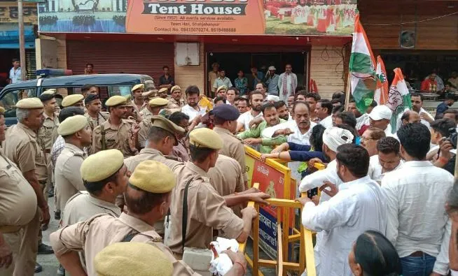 शाहजहांपुर: राहुल गांधी से पूछताछ पर कांग्रेसियों में उबाल, किया प्रदर्शन