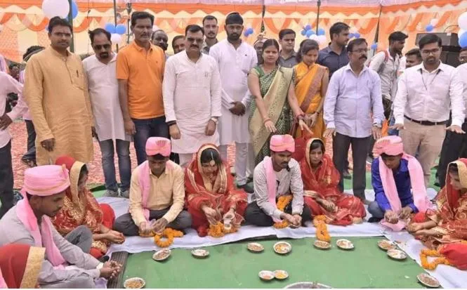 पीलीभीत: अग्नि के सात फेरे लेकर दांपत्य जीवन में बंधे 40 जोड़े