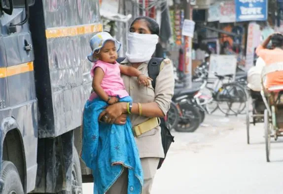 बरेली: ड्यूटी के साथ मां का फर्ज भी निभा रही महिला पुलिसकर्मी
