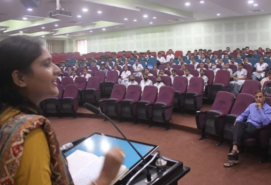 बरेली: भाग दौड़ भरी जिंदगी में योग से रहें निरोग