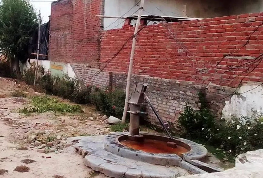 बरेली: जान हथेली पर लेकर प्यास बुझा रहे कुंआडांडा के छात्र