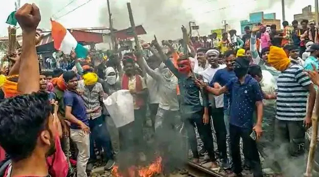 अग्निपथ योजना: बवाल के बीच गृह मंत्रालय का बड़ा फैसला, आरक्षित होगी अग्निवीरों के लिए सीटें, आयु सीमा में मिलेगी छूट