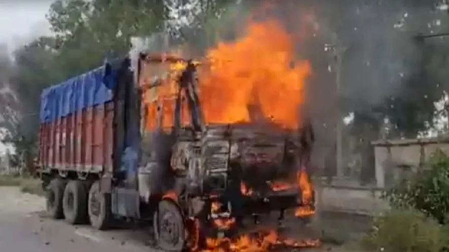 अग्निपथ योजना के विरोध में बिहार बंद शुरू, बस और ट्रक फूंके गए