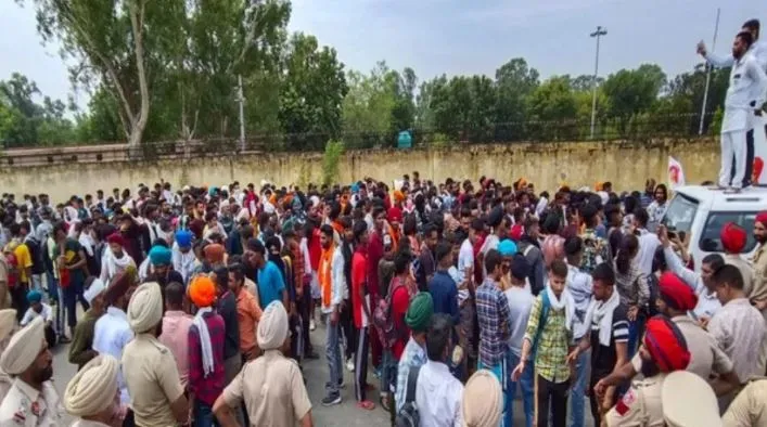 पंजाब में अग्निपथ विरोध प्रदर्शन शुरू, लुधियाना रेलवे स्टेशन पर भारी तोड़फोड़