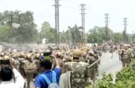 अग्निपथ पर बवाल: कर्नाटक के धारवाड़ में प्रदर्शनकारियों को तितर-बितर करने के लिए पुलिस ने किया लाठीचार्ज