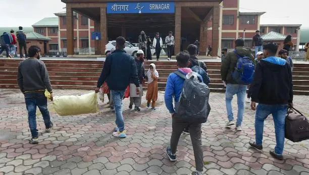 घाटी में आतंक का कहर जारी, कश्मीर में पलायन को मजबूर लोग