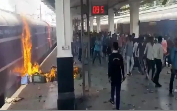 रेलवे स्टेशन आगजनी: कोचिंग संस्थानों पर संदेह,  46 लोग गिरफ्तार