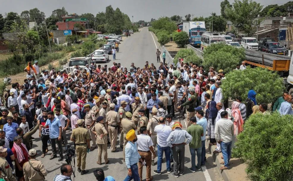 जम्मू-कश्मीर: टारगेट किलिंग से सरकारी कर्मचारियों में दहशत, ट्रांसफर की मांग को लेकर दूसरे दिन भी प्रदर्शन