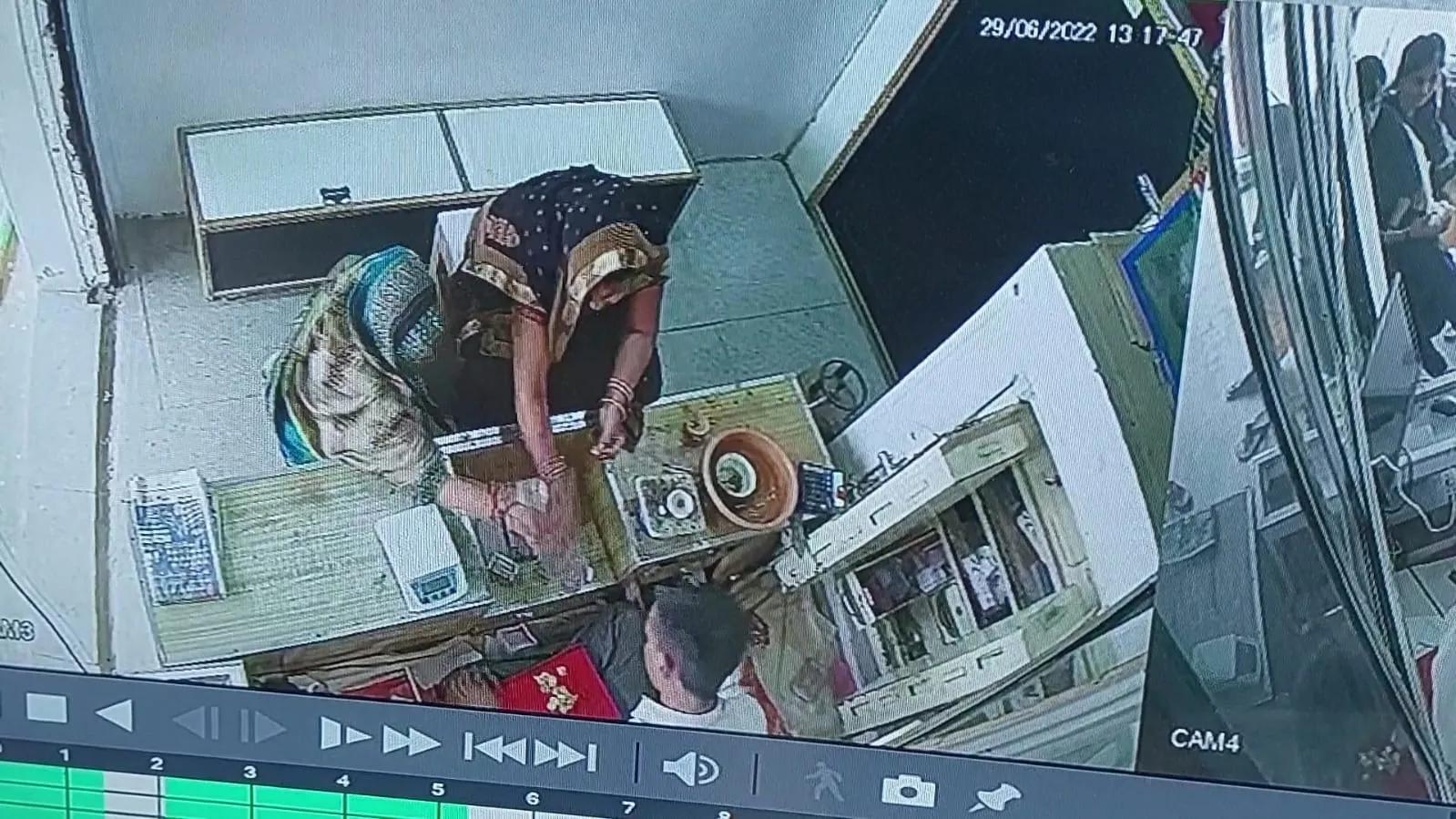 हरदोई : अज्ञात महिलाओं ने ज्वैलर की दुकान से चुराए जेवर, सीसीटीवी से पुलिस लगा रही सुराग