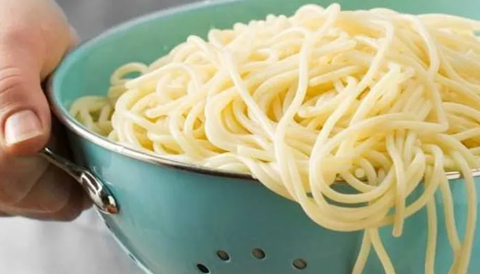 Food Tips: घर पर ऐसे बॉयल करें चाऊमीन, नहीं होगी चिपचिपी