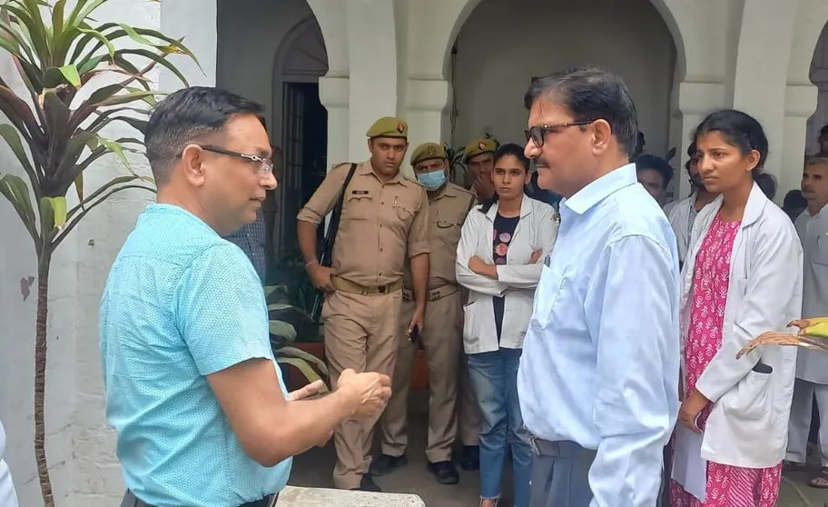 बरेली: छात्राएं फिर पहुंचीं कलेक्ट्रेट, डीएम-विधायक से की बात
