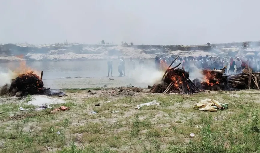 शाहजहांपुर: एक साथ उठीं आठ अर्थियां, रामगंगा किनारे हुआ दाह संस्कार