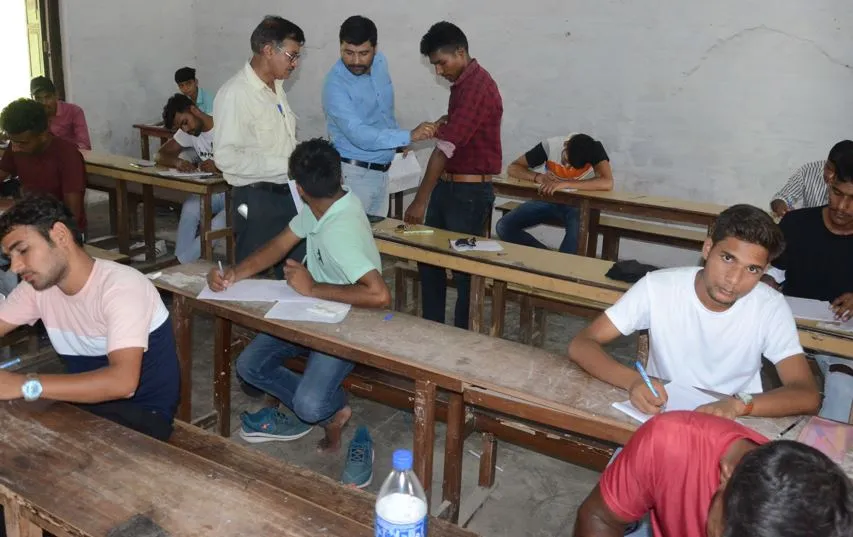 बरेली कॉलेज में मुख्य परीक्षा में नकल करते पकड़ा गया छात्र