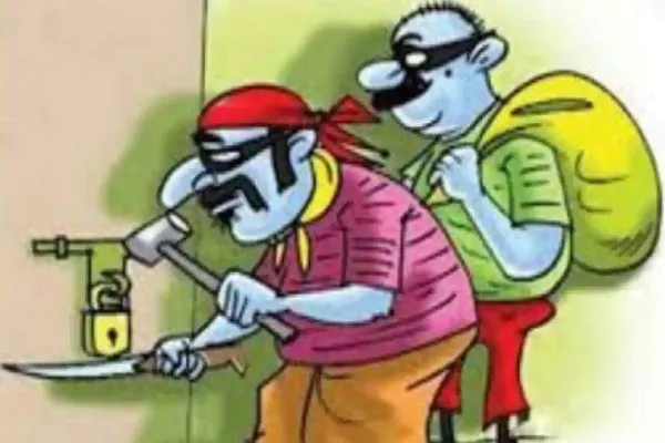 संभल : तीन घरों से साढ़े तीन लाख का माल ले उड़े चोर, पीड़ितों ने थाने में दी तहरीर