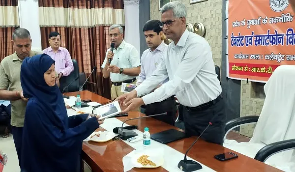 मुरादाबाद : तकनीकी सशक्तिकरण के लिए 50 युवाओं को बांटे स्मार्टफोन, डीएम ने कहा- फोन का करें सदुपयोग