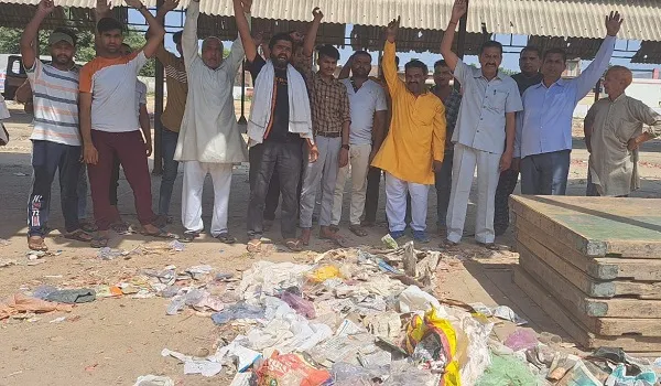 अमरोहा : सफाई नहीं होने पर ग्रामीणों ने प्रधान और ठेकेदार के खिलाफ किया प्रदर्शन, दी चेतावनी