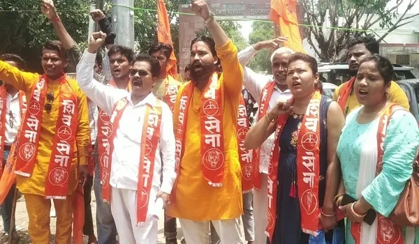 मुरादाबाद : स्कूलों की मनमानी को लेकर शिवसेना ने कलेक्ट्रेट पर किया प्रदर्शन, सौंपा ज्ञापन