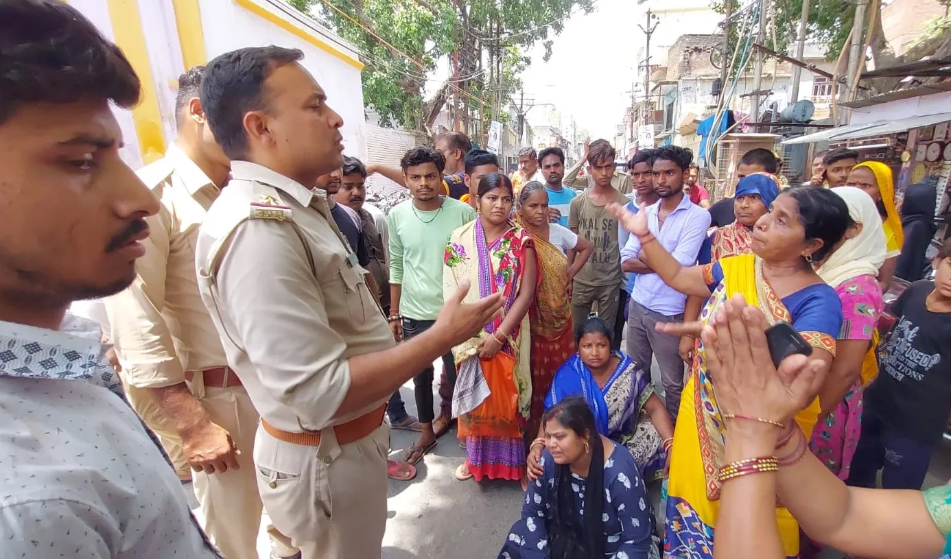 शाहजहांपुर: कोतवाली गेट पर महिला का शव रखकर प्रदर्शन
