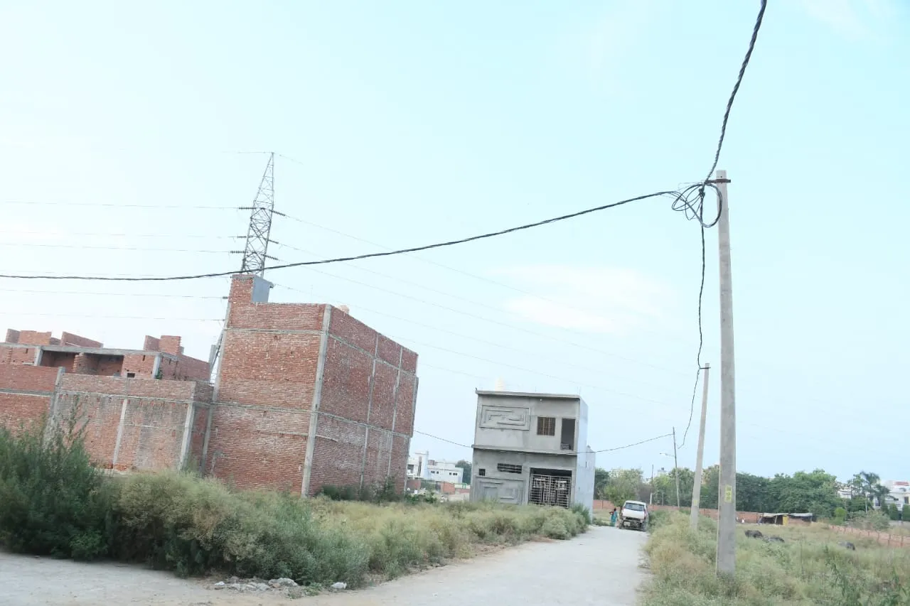 बरेली जनपद के कृष्णा नगर कॉलोनी फेज 3 क्षेत्र में खंबे पर लटके बिजली तार। - फोटो : अरुण (अमृत विचार) 