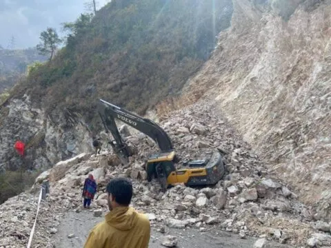 उत्तराखंड: मूसलाधार बारिश से खिसक रही चट्टानें, रुद्रप्रयाग में नेशनल हाईवे पर मलबा आने से मार्ग अवरुद्ध