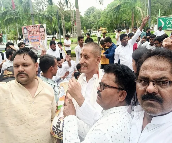 मुरादाबाद : राहुल व सोनिया को ED नोटिस के विरोध में दिल्ली पहुंचे कांग्रेसी, गिरफ्तार