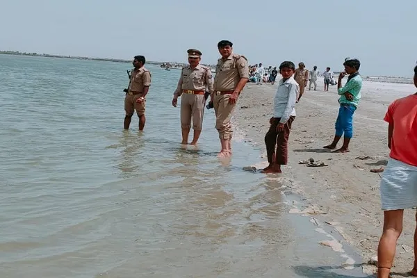 संभल : गंगा में नहाते समय तीन युवक डूबे, एक लापता