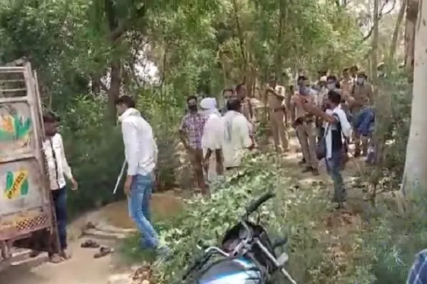 संभल : पुलिस ने शव को कब्र से बाहर निकलवाकर पोस्टमार्टम के लिए भेजा, रिपोर्ट का इंतजार
