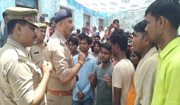 बिजनौर : सड़क दुर्घटना में युवक की मौत से गुस्साए परिजनों व ग्रामीणों ने लगाया जाम, कहा-ट्रैक्टर चालक की हो गिरफ्तारी