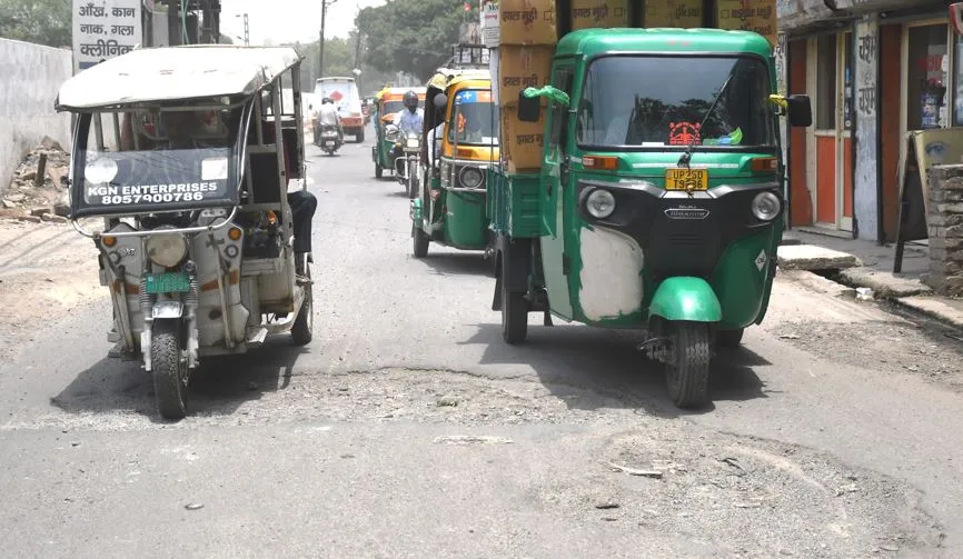 बरेली: मानसून की आहट, नहीं भर सके सड़कों के गड्ढे