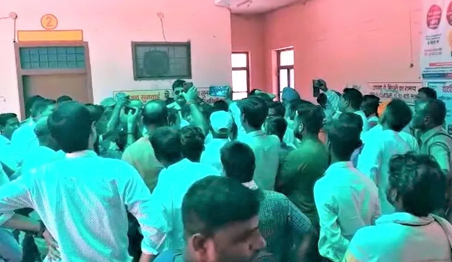 पीलीभीत: अधिवक्ताओं ने एक्सईएन और एसडीओ को घेरा, धूप में बैठाने की पकड़ी जिद