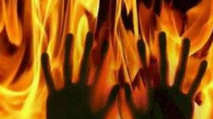 गौतमबुद्ध नगर : महिला ने थाने में खुद पर डाला पेट्रोल, आत्मदाह की कोशिश पर पुलिस ने किया गिरफ्तार