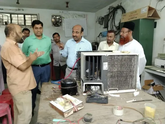 गोरखपुर : मदरसों में चल रहे मिनी आईटीआई की जांच करने पहुंचे संयुक्त निदेशक