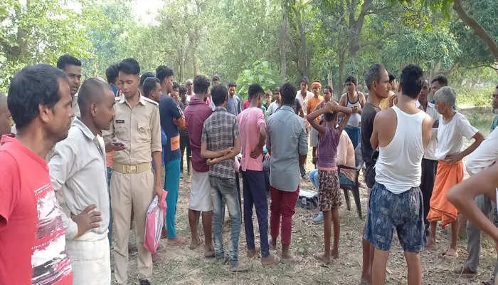 गोंडा: गांव के बाग में लटकती मिली युवक की लाश, परिजनों ने हत्या का लगाया आरोप