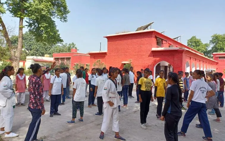 बरेली: जीजीआईसी के समर कैंप में बढ़-चढ़कर भाग ले रहीं छात्राएं