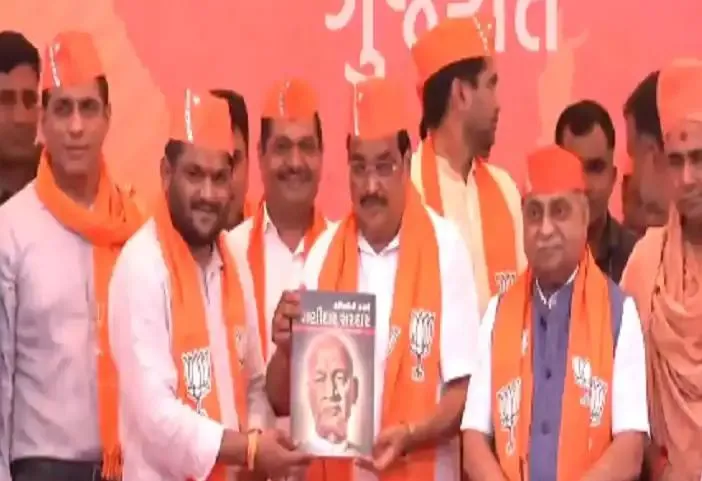हार्दिक पटेल ने थामा बीजेपी का दामन, कहा- पीएम मोदी विश्व के गौरव हैं
