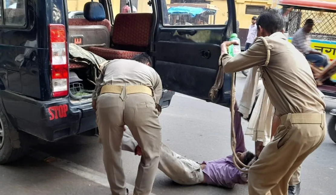 शाहजहांपुर: जेल ले जाते समय अचानक अचेत होकर गिरा बंदी, मची अफरा-तफरी
