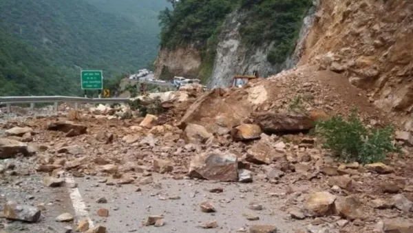 नैनीताल: बारिश से हुआ भूस्खलन, ठंडी सड़क पर आवाजाही बंद