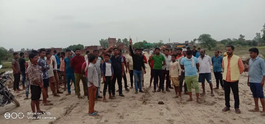 रायबरेली : गैर संप्रदाय के युवक साथ आपत्तिजनक हालत में मिली किशोरी, हिंदू युवा वाहिनी ने किया जोरदार प्रदर्शन