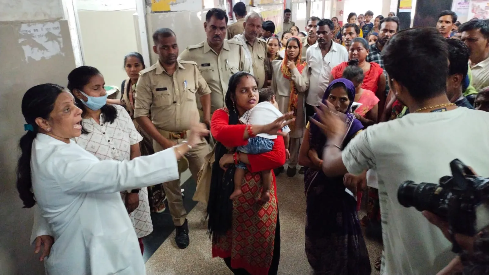 हरदोई : रिश्वत न देने पर अस्पताल में हुआ बवाल, महिला ने डाक्टरों पर लगाया मारपीट करने का आरोप