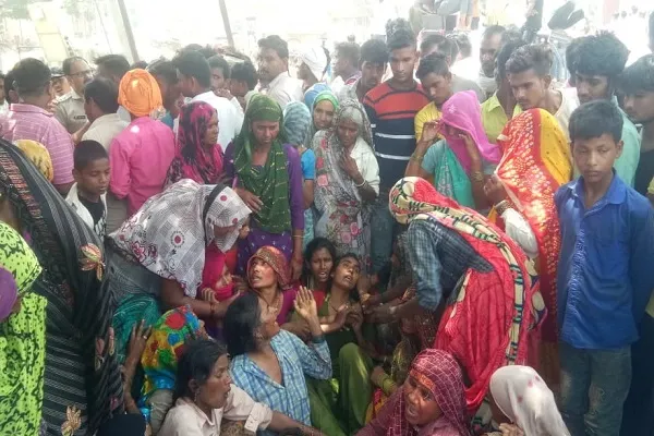 अमरोहा : हाईटेंशन विद्युत लाइन पर तार जोड़ने चढ़े युवक की मौत, आक्रोशित ग्रामीणों ने सड़क पर शव रखकर लगाया जाम