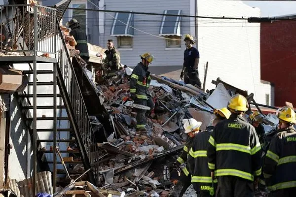 Fire in America : अमेरिका के फिलाडेल्फिया में आग लगने के बाद गिरी इमारत, एक दमकलकर्मी की मौत, पांच घायल