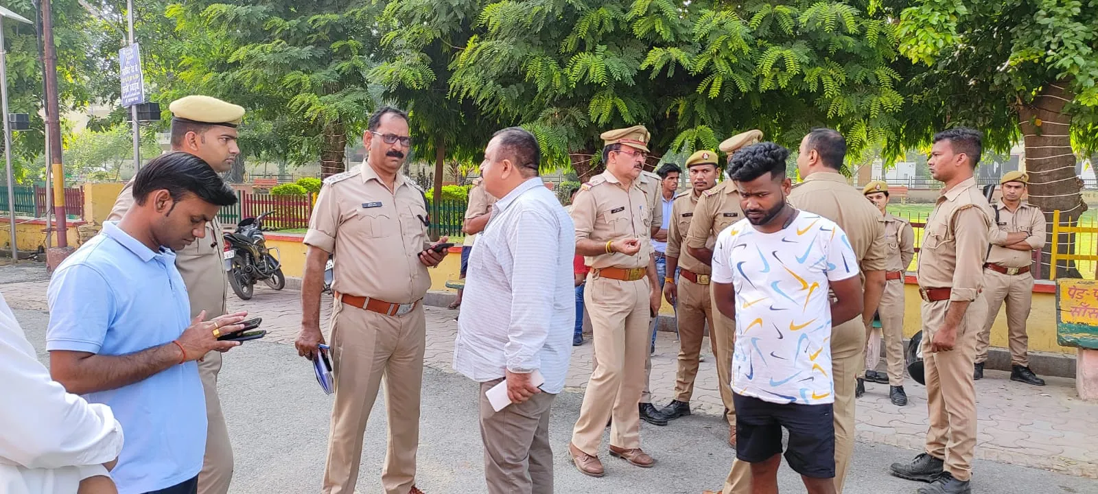 बिग ब्रेकिंग: पीलीभीत में श्रद्धालुओं से भरी पिकअप पेड़ से टकराई 10 की मौत, 7 घायल
