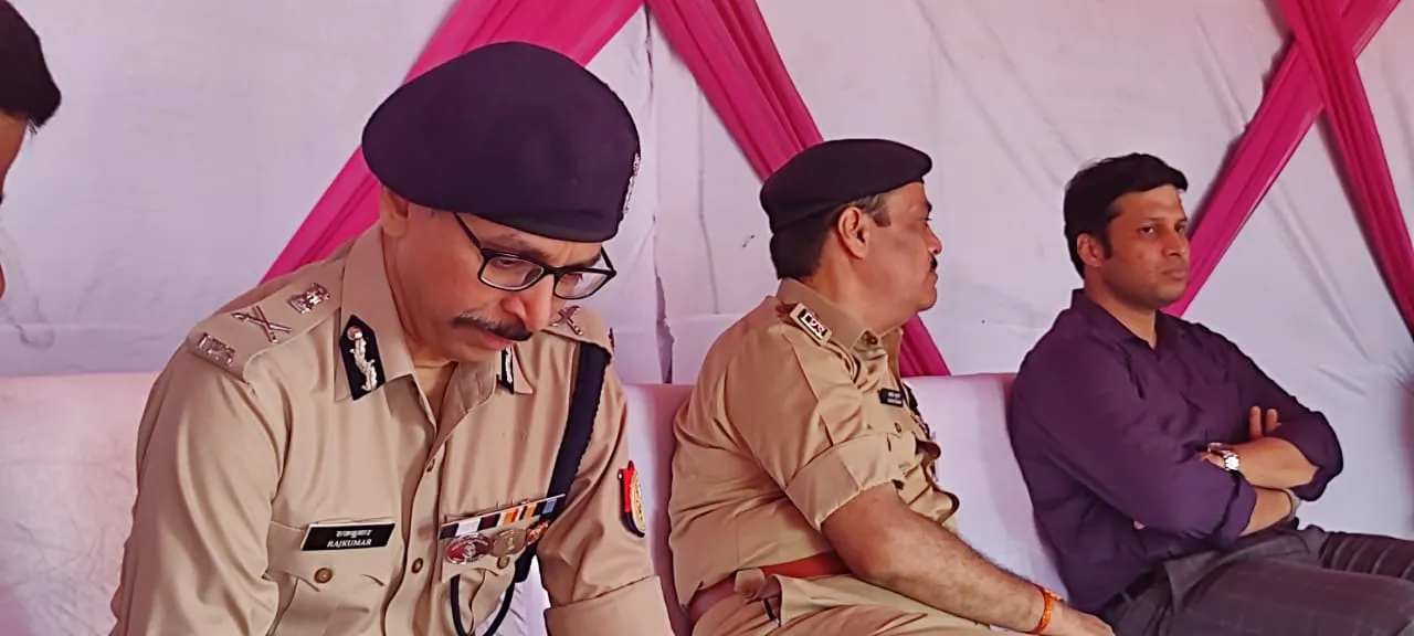 मतणनास्थल पर मौजूद एडीजी राजकुमार, एसपी अशोक कुमार और डीएम रविंद्र कुमार मांदड़।