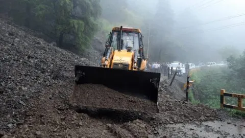 नैनीताल: मूसलाधार बारिश ने खोल दी आपदा प्रबंधन की पोल, घंटों मलबे में फंसे रहे लोग, डीएम और कमिश्नर के दावे हवा हवाई