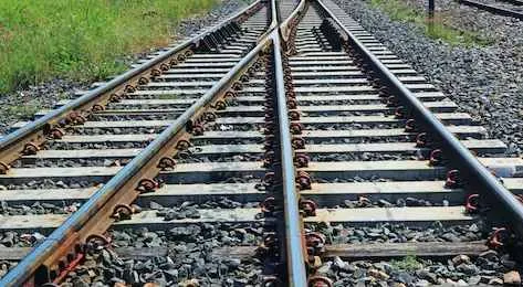 बरेली: ट्रेन के आगे कूदा पर पटरियों के बीच गिरने से बच गई जान